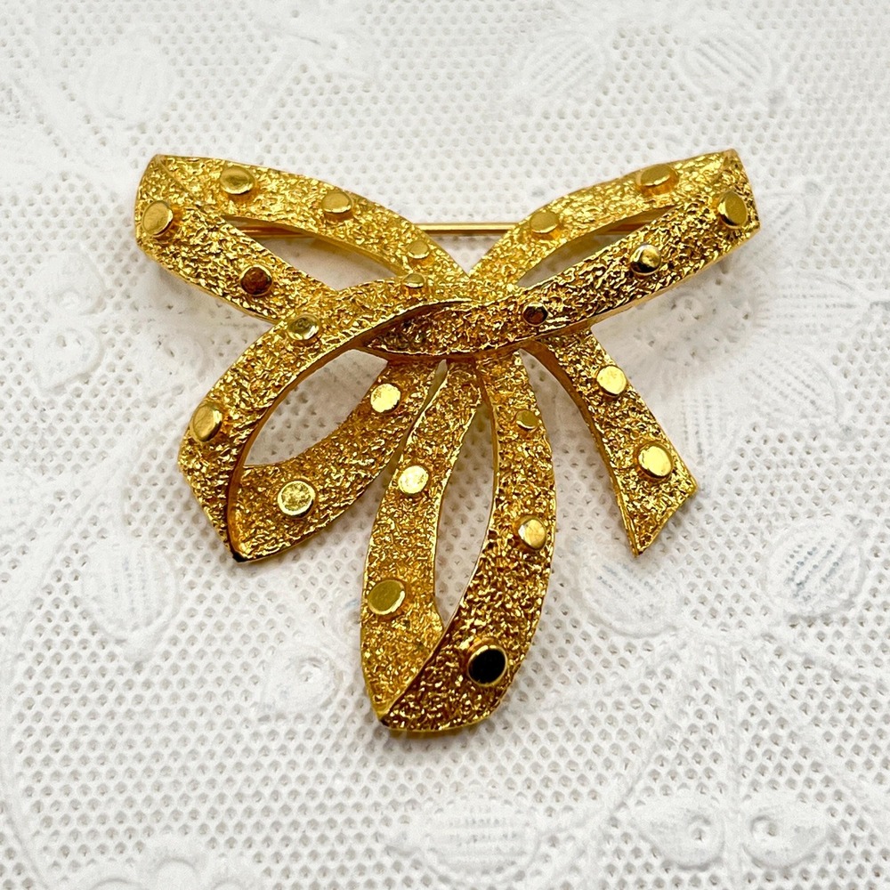 Vintage Crown Trifari Gold Tone Textured Studded Bow Ribbon Pin Brooch - Picture 2 of 12
